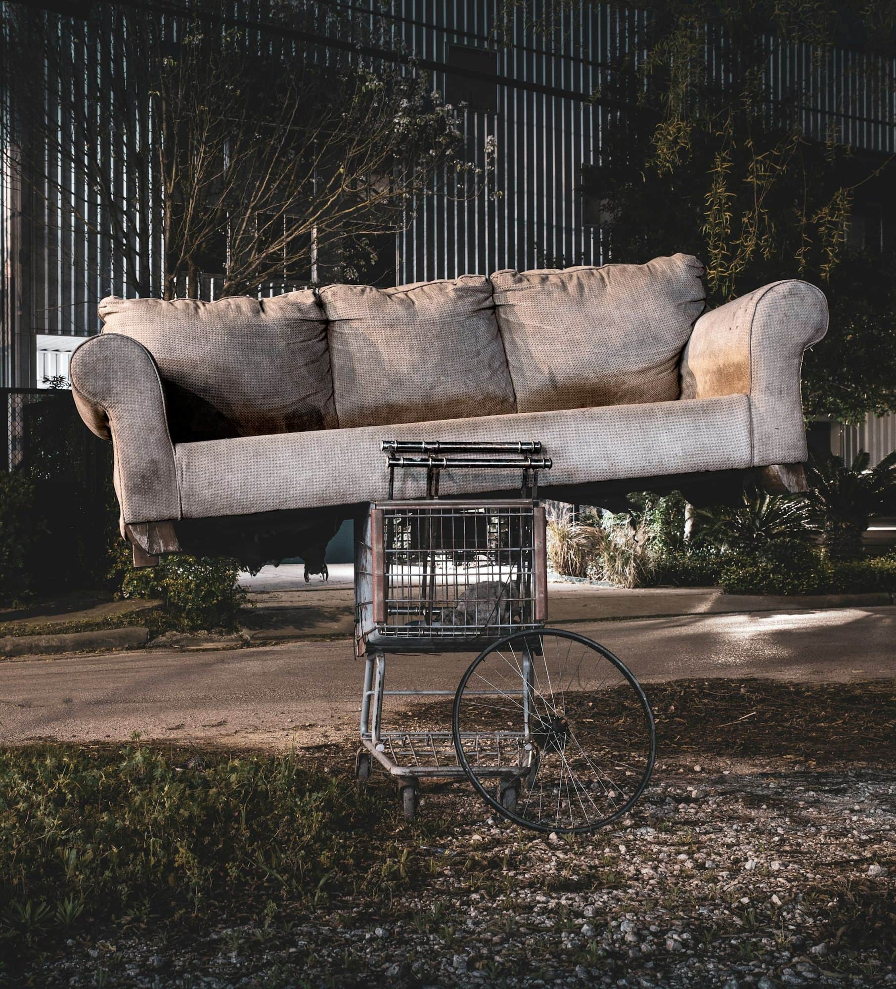 Stara sofa iznesena napolje, spremna za odvoz